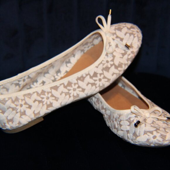 Like New American Eagle White Flower Ballet Flat Size 4.5 - Picture 3 of 6